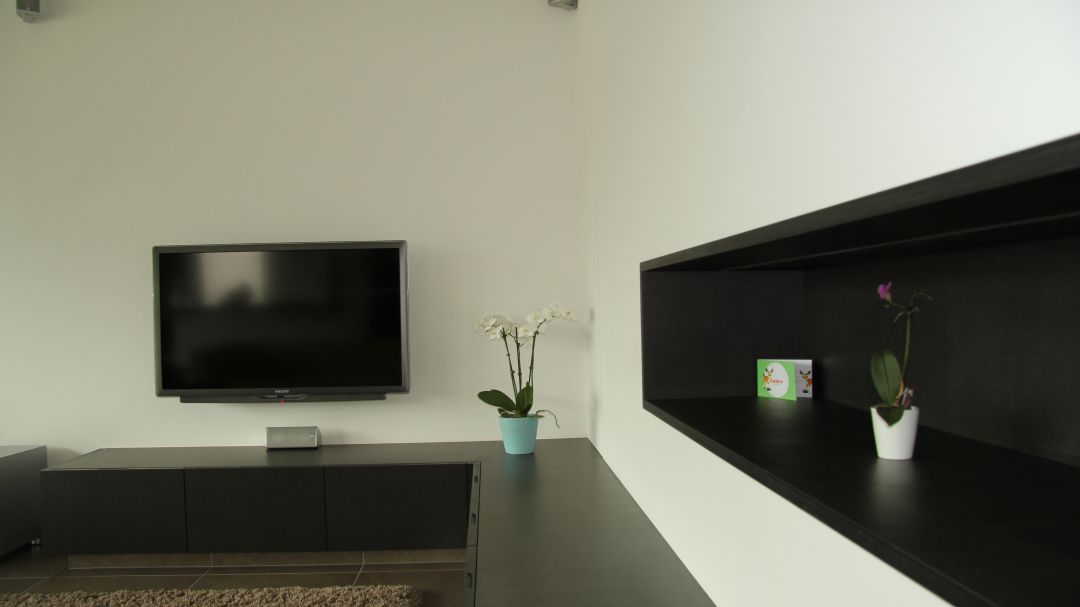 Zwart - wit tv meubel te Gentbrugge
