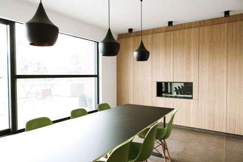 Kastenwand met ingebouwde gashaard door Maku Interieur