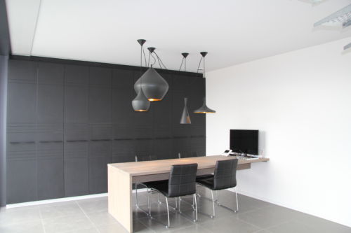 zwarte kastenwand met bureau