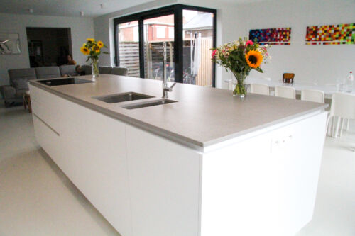Witte keuken met grijze dekton