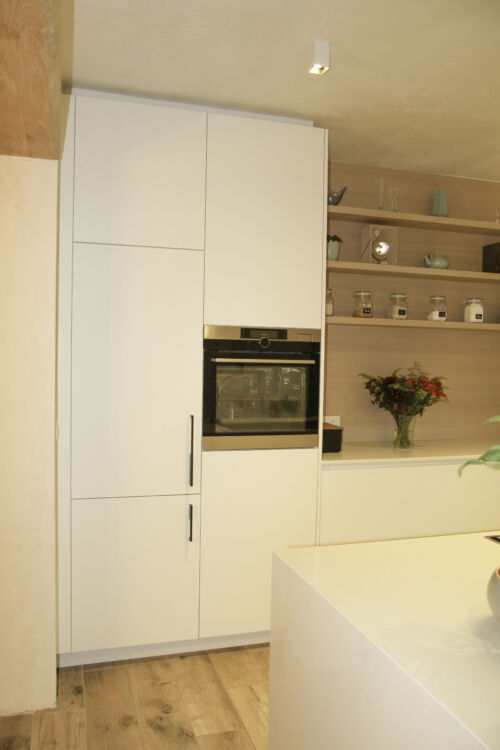witte laminaten keuken met warme details