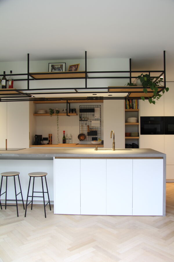 Moderne keuken met barkrukken