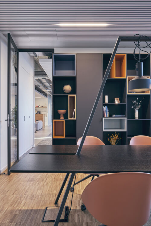 Een modern kantoor met een zwarte tafel en stoelen.