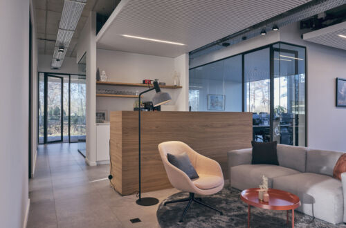 Een modern kantoor met een bank en een salontafel.