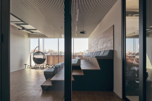 Een training room met een houten vloer en glazen deuren.