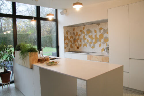 Elegante keuken met witte en gouden tegels.