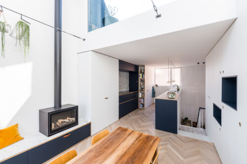 Open kijk op keuken en minimalistische eetkamer