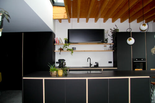 Moderne keuken met zwarte elementen