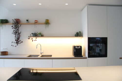 Een keuken met een rustgevend ontwerp en een handige combioven