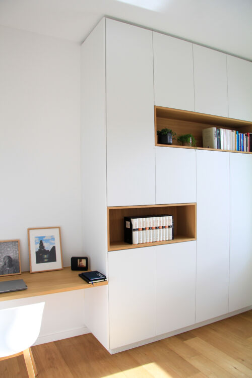 Strakke witte kastenwand met eik nissen