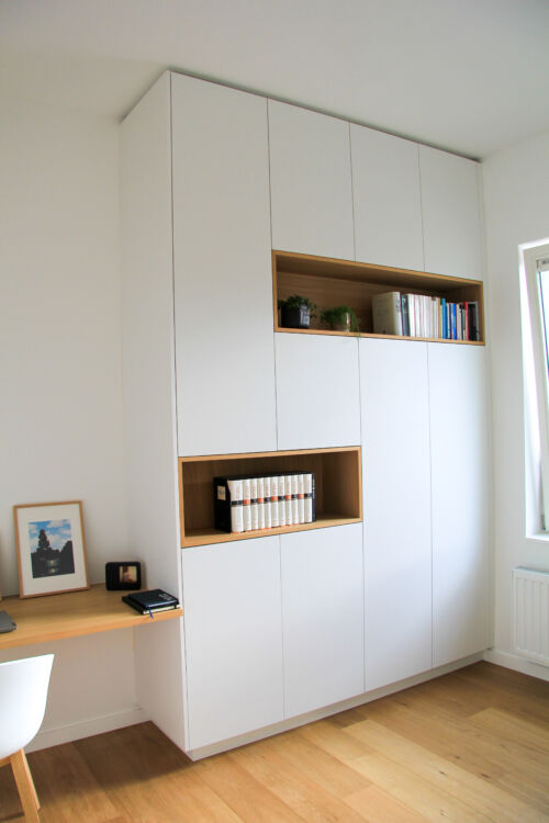 Strakke witte bureau met houtaccenten