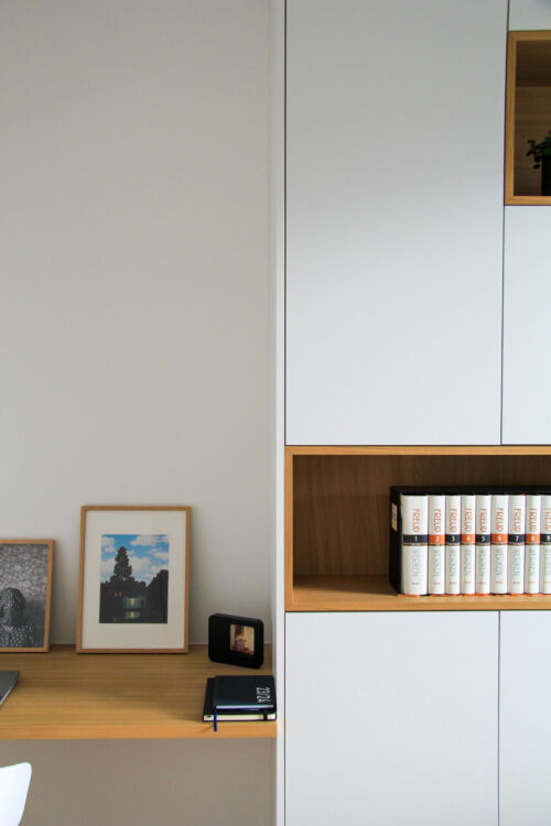 Bureau aan kastenwand