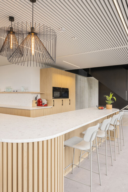 Keuken met terrazzo werkblad en lichte eik hout desin