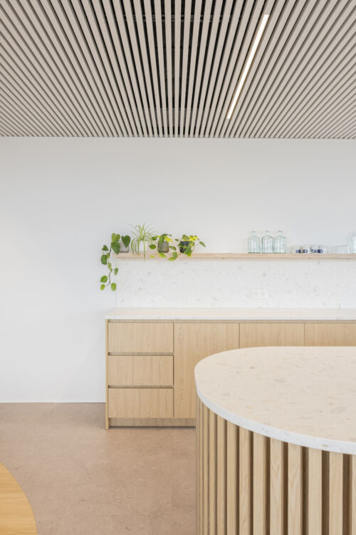Keuken met terrazzo werkblad en licht eiken hout desin