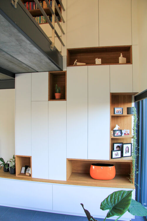 Witte kastenwand met bamboe nissen