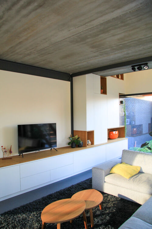 Witte kastenwand met hout accent