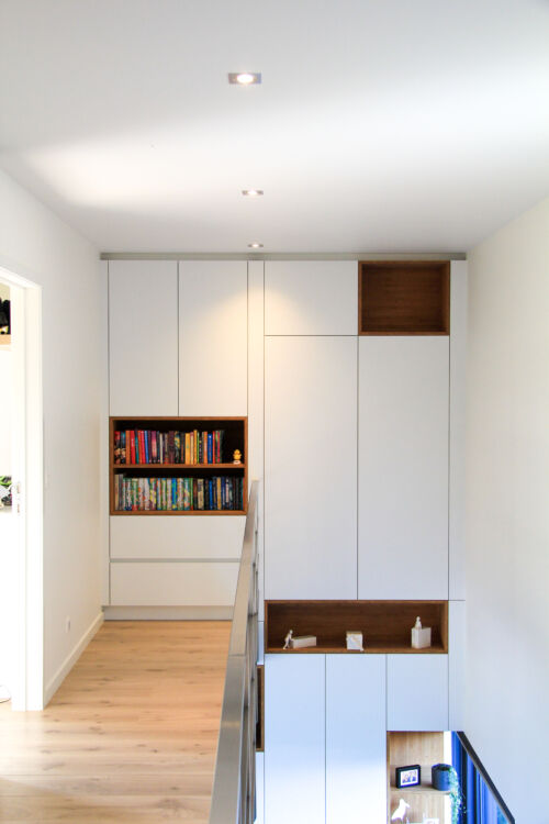 Doorlopende kastenwand over verdieping
